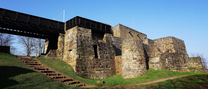 3 Blauer Himmel über der Teufelsburg